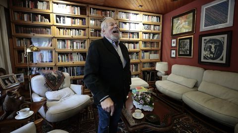 Gonzalo Celorio (Ciudad de Mxico, 1948), declarado hispanista y gran conocedor del exilio espaol, en una imagen reciente tomada en su domicilio junto a parte de su muy extensa biblioteca.