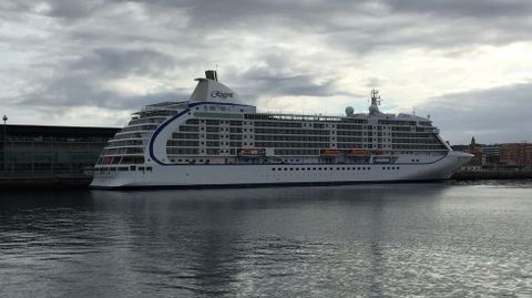 El «Seven Seas Voyager», en el Puerto