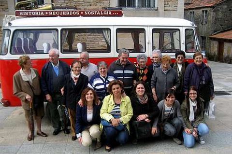 Personal y mayores de la residencia de As Dores fueron el viernes.
