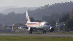 Un avi�n despegando del aeropuerto de Alvedro 