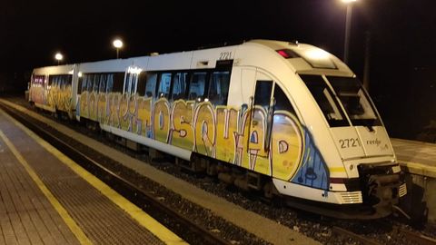 Tren grafiteado en la estacin de Ortigueira