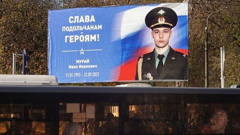 Cartel en Mosc� con la foto de un soldado ruso muerto durante la invasi�n de Ucrania