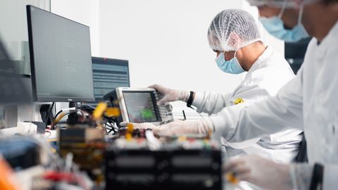 Imagen de archivo de dos trabajadores de esta fabricante especializada en nanosatlites.