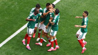 Los jugadores de M�xico celebrando el segundo gol de Ra�l Jim�nez ante Sud�frica
