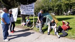 La protesta iniciada por el cedeir�s Ricardo Villar (segundo por la derecha) sum� adeptos al unirse armadores de otros puertos.