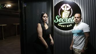 Joan Ortiz y su esposa, Belkiss, en el interior del establecimiento que acaban de reabrir en la ronda de Outeiro tras abordar diferentes mejoras.