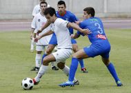 Diego Torres, a la izquierda, conduce el bal�n en su etapa como futbolista del Lemos. 