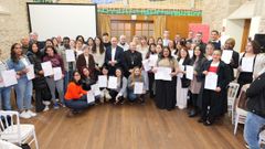 Una parte de los beneficiarios con sus diplomas con los que C�ritas acredita los itinerarios formativos