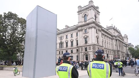 La estatua de Churchill, blindada y protegida por la polic�a