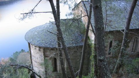 Santo Estevo de Chouzán, en su actual ubicación en la ribera del Miño en Carballedo