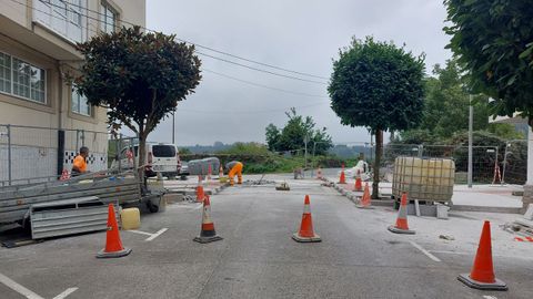 Obras para elevar el paso peatonal en Cal das Barras.
