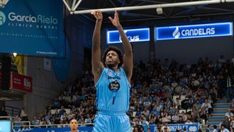 Keandre Cook lanza un tiro libres en el partido ante el Burgos en el Pazo.