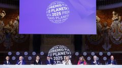 Jos� Crehueras, presidente del grupo Planeta, flanqueado por los miembros del jurado del premio mejor dotado econ�micamente del mundo.
