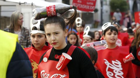 Los nios del Jaime Balmes disfrazados de contedores de reciclaje. VOZ NATURA