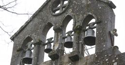 La espada�a de la iglesia parroquial de Caritel corre serio riesgo de desplome seg�n los vecinos. 
