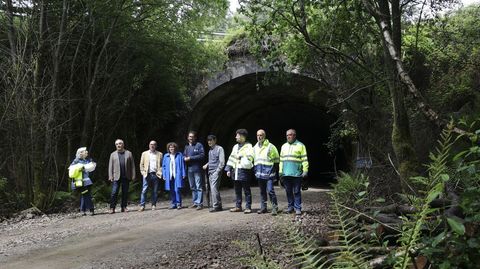 La comitiva institucional ante uno de los t�neles del trazado en A Sionlla y As Pereiras, cuyo mal estado retras� la ejecuci�n del tramo