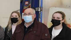 �ngel Carreiras, con sus dos hijas en la nave en la que la empresa vuelve a empezar