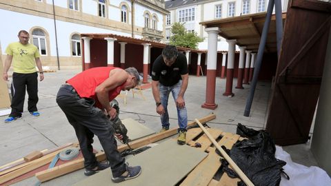 Instalaci�n de los escenarios del Arde Lucus. 