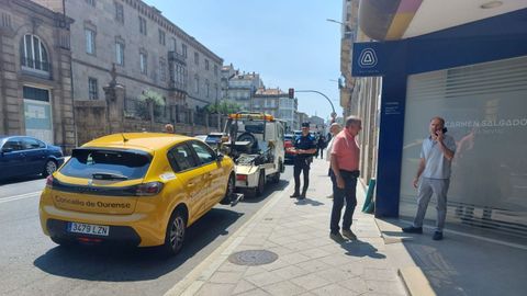 El alcalde esper junto a dos asesores a que la gra se llevase el coche del Concello.