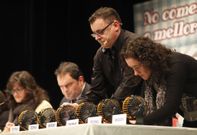 El gerente de la FEB, V�ctor Campa�a (de pie) extrayendo una de las bolas en el sorteo. 