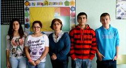 Mercedes, Sara, Rub�n y Pedro, con la profesora Covadonga.