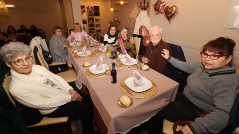FIESTA SORPRESA POR JUBILACION EN EL RESTAURANTE XOANES A ROSA FERNANDEZ,