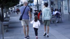 Imagen de archivo de una familia paseando por Ribeira.