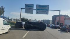 El coche accidentado, volcado sobre la vía