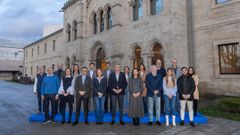 El candidato del PPdeG, Alfonso Rueda, se fotografi� este lunes en Ourense con los miembros de la candidatura popular en la provincia.