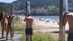 Los concellos tambin advierten de cierto descontrol en el manejo de las duchas de las playas (en la imagen, A Madalena, en Cabanas)