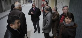 El alcalde, Carlos Negreira, con los vecinos en el tramo reformado de la calle Observatorio. 
