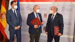 Jos� Tom� (en el centro) y el alcalde de Pant�n, Jos� Luis �lvarez (a la derecha), en la firma del convenio en la Diputaci�n