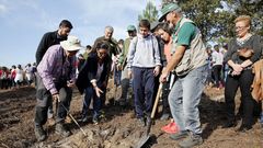 Miembros del comit� cient�fico en una reforestaci�n por el 20� aniversario de Voz Natura 