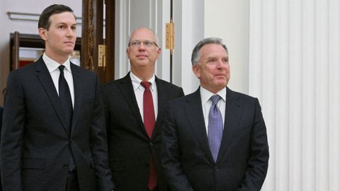El enviado especial ruso en las negociaciones de paz, Kirill Dmitriev, en el centro; junto al yerno de Donald Trump, Jared Kushner (izquierda); y el enviado especial estadounidense, Steve Witkoff, hace unas semanas en Mosc�