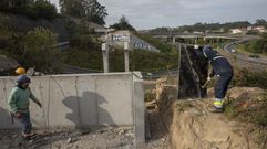 Obreros trabajando en Ames, el segundo municipio con peor comportamiento del empleo fue Ames (1.236), con 78 parados m�s.