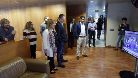 Varios diputados siguen por televisi�n el debate de moci�n de censura en la Junta General