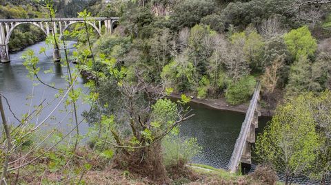 A la izquierda, el puente de Santo Estevo sobre el Sil y a la derecha el que une este pueblo y el de A Barca
