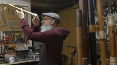 El lutier Oli Xir�ldez en su taller de Teo