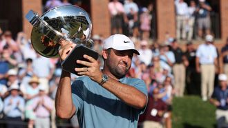 Scottie Scheffler posa con el trofeo