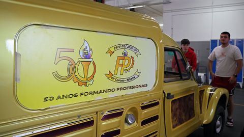 En el taller de carrocer�a, los alumnos trabajan en un coche conmemorativo del aniversario