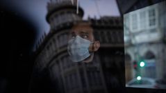 Reparto de mascarillas por las calles de A Coru�a