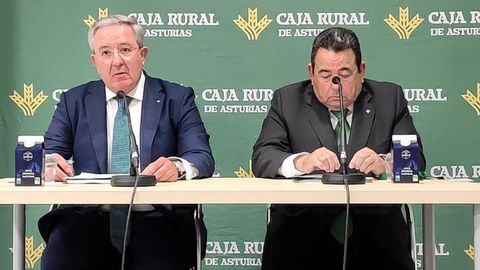 El presidente de Caja Rural de Asturias, Fernando Mart�nez (derecha)  y el director general de Caja Rural de Asturias Antonio Romero