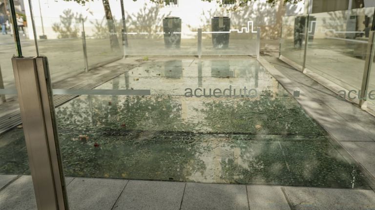 La ventana arquel&oacute;gica de San Marcos, con restos del acueducto romano, con hojas dentro