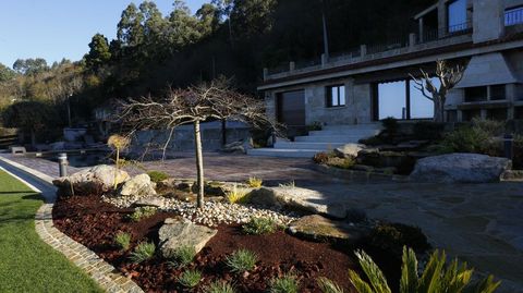 El jardn est situado en la parte inferior de la propiedad en la ladera