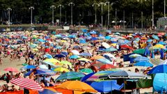 Mar de sombrillas en las playas de Vigo por la nueva ola de calor