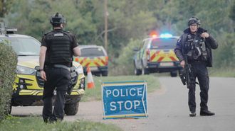 Agentes de polic&iacute;a bloquean una carretera cerca de la base a&eacute;rea de la RAF en Fairford tras la detenci&oacute;n de varios hombres.