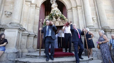 Momento en que la imagen de la Virgen de Montserrat es sacada de la iglesia hacia el lugar en el se celebr� la ofrenda floral