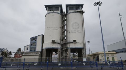 Los silos de Cementos del Cant�brico y Tudela Vegu�n, en los muelles coru�eses.