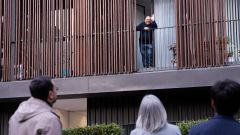 Una persona saluda durante una visita a las viviendas p�blicas propiedad de CASA 47, entidad estatal de vivienda, a 18 de marzo de 2026, en Mieres, Asturias