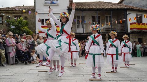 Danzantes de Vilanova dos Infantes interprentan su danza gremial ante la Virgen del Cristal